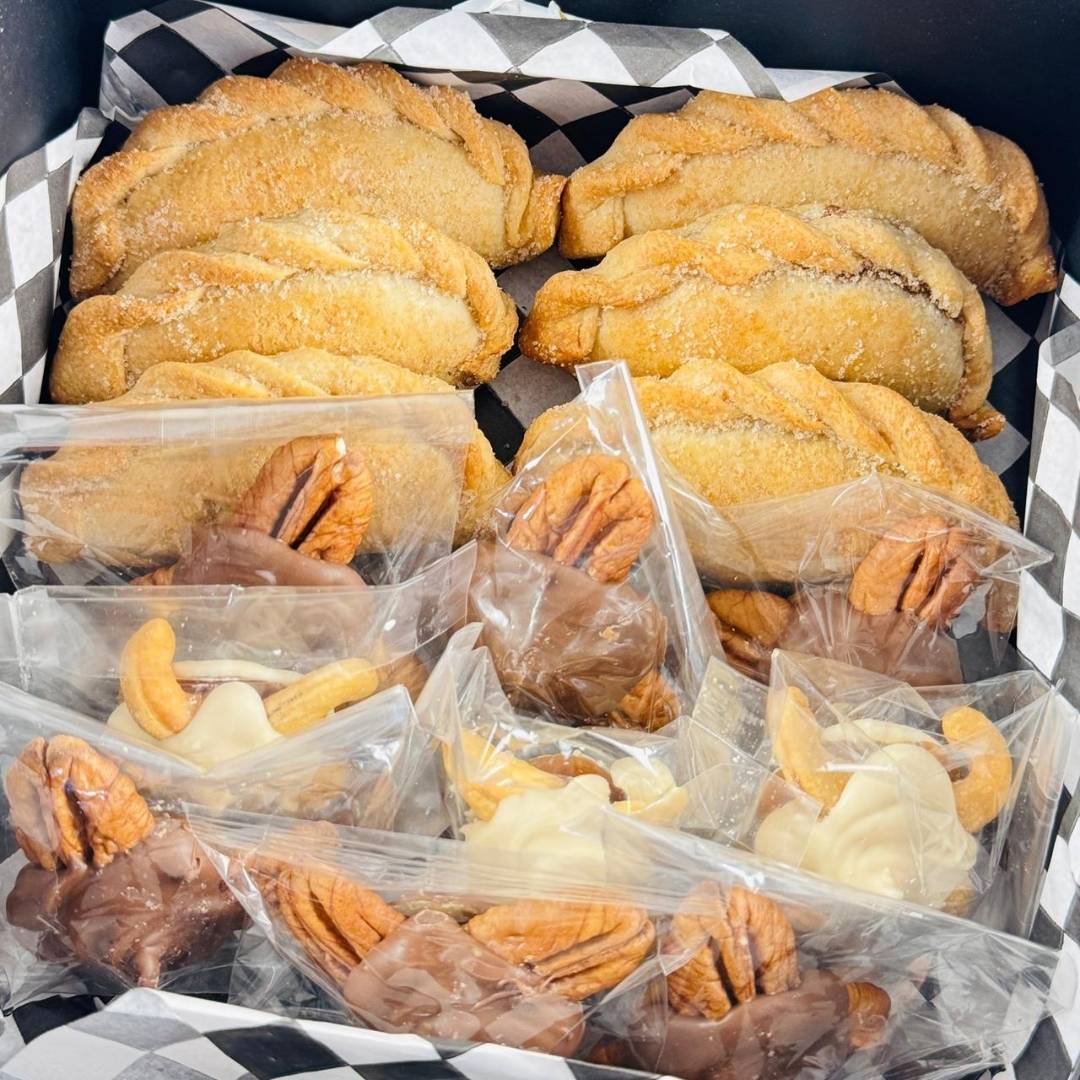 CAJA DE MADERA CON EMPANADAS Y TORTUGAS MIXTAS - Imagen 2