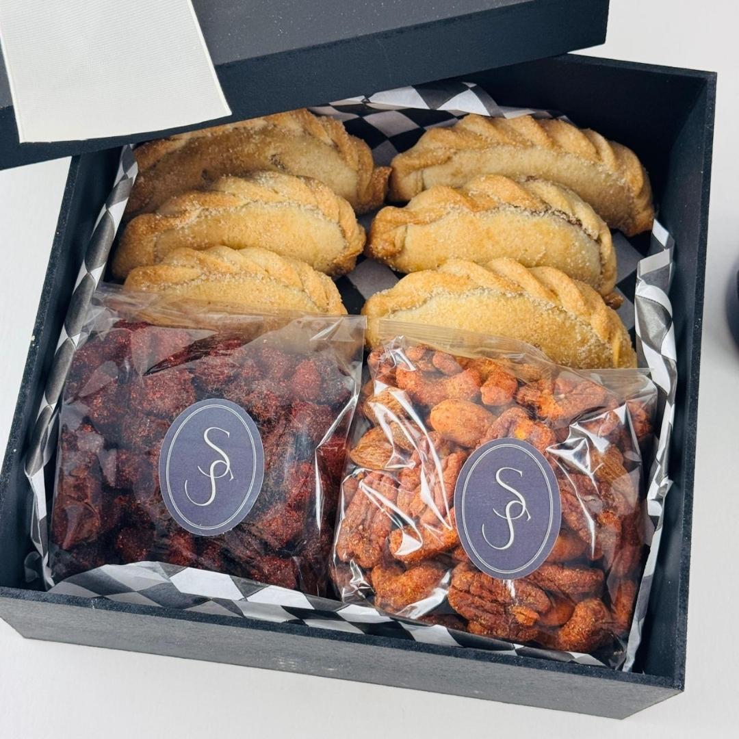 Caja empanadas y botana salada con vino, ate de guayaba y mix enchilado