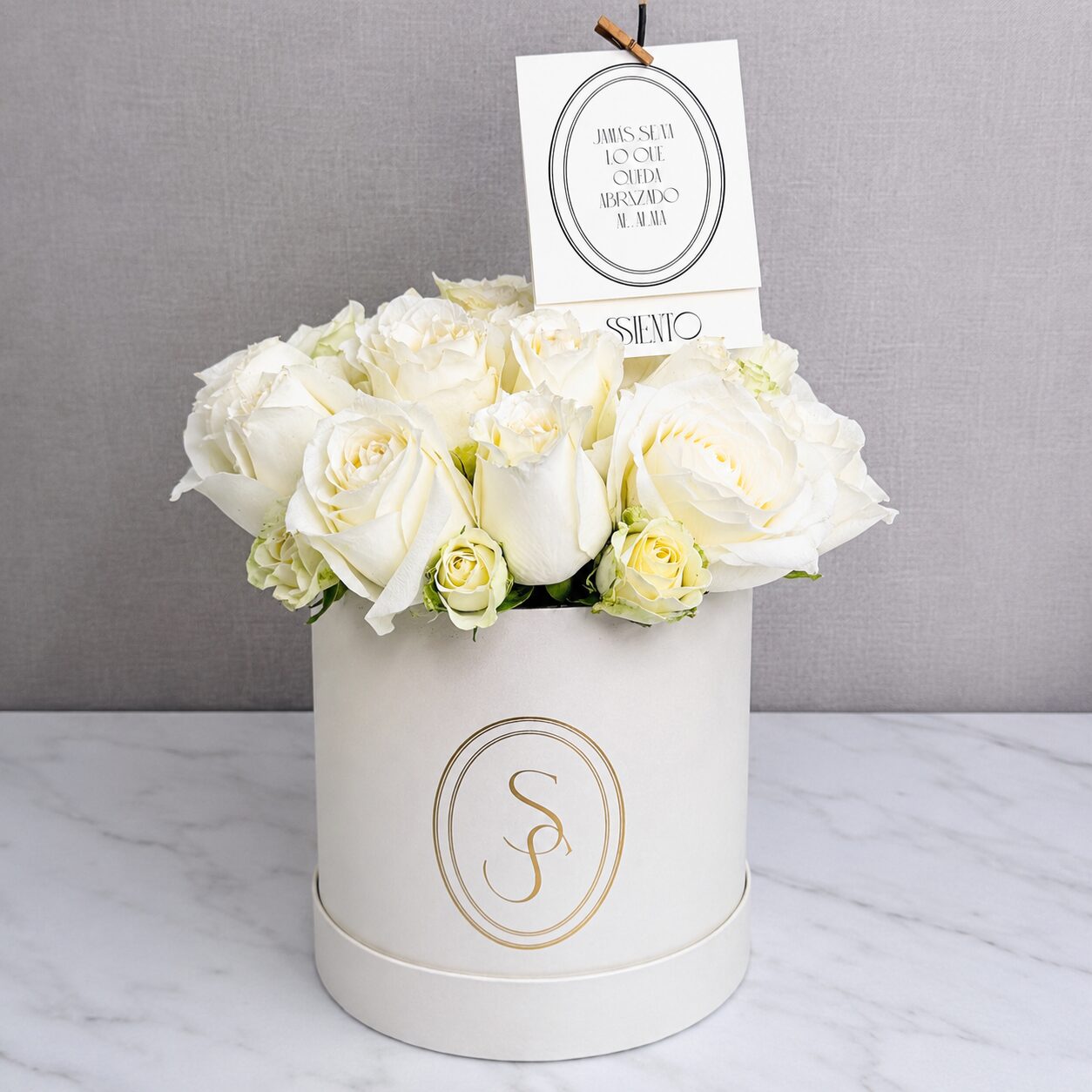 CILINDRO CON ROSAS BLANCAS
