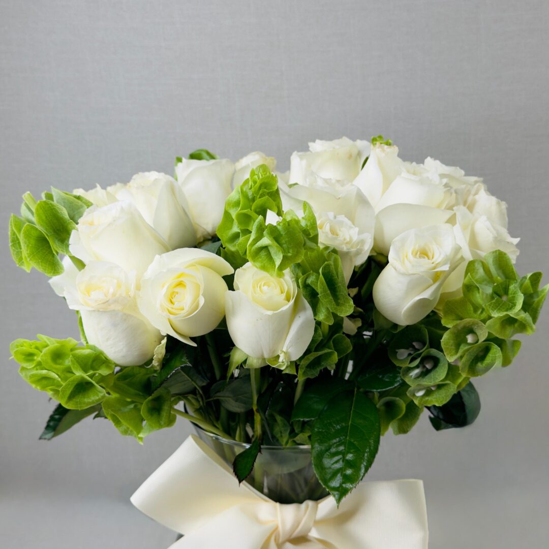 ARREGLO DE FLORES BLANCAS MEDIANO