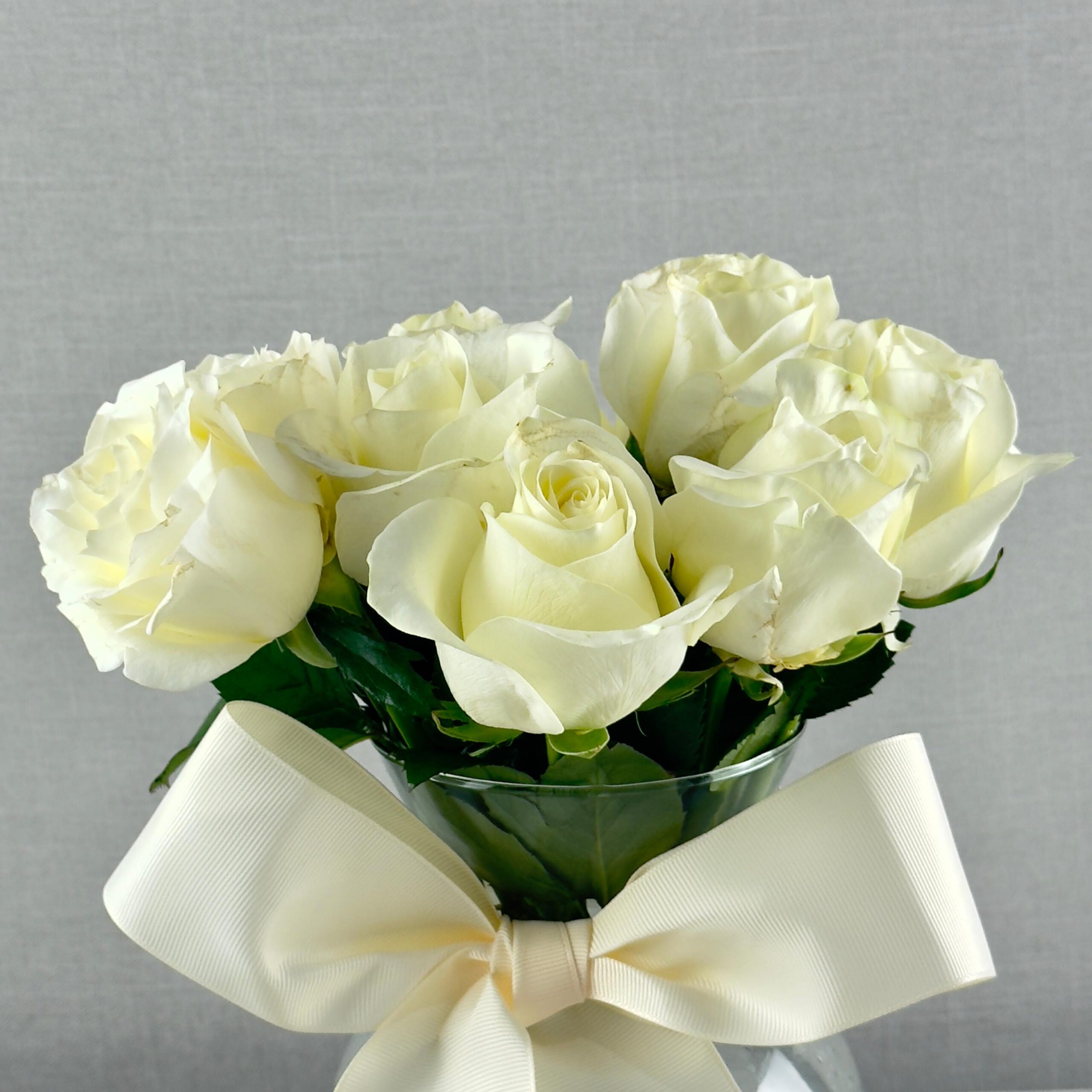 ARREGLO DE ROSAS EN FLORERO - Imagen 4