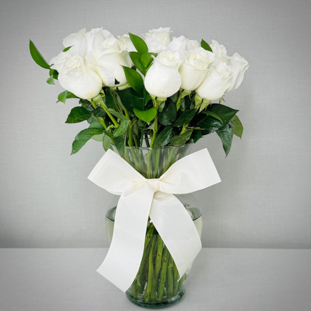 ARREGLO DE ROSAS EN FLORERO 24