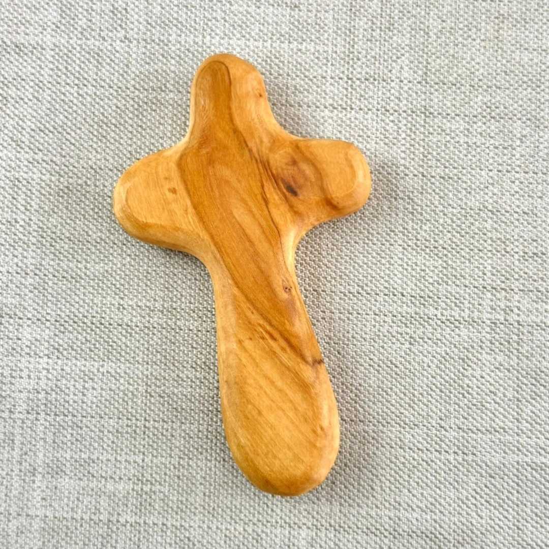 CRUZ DE MANO DE TIERRA SANTA EN TAMAÑO MEDIANO