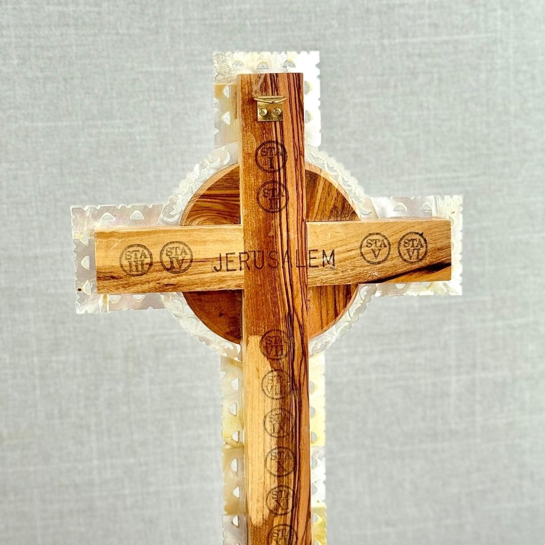 CRUZ DE TIERRA SANTA BROCADA CON CIRCULO