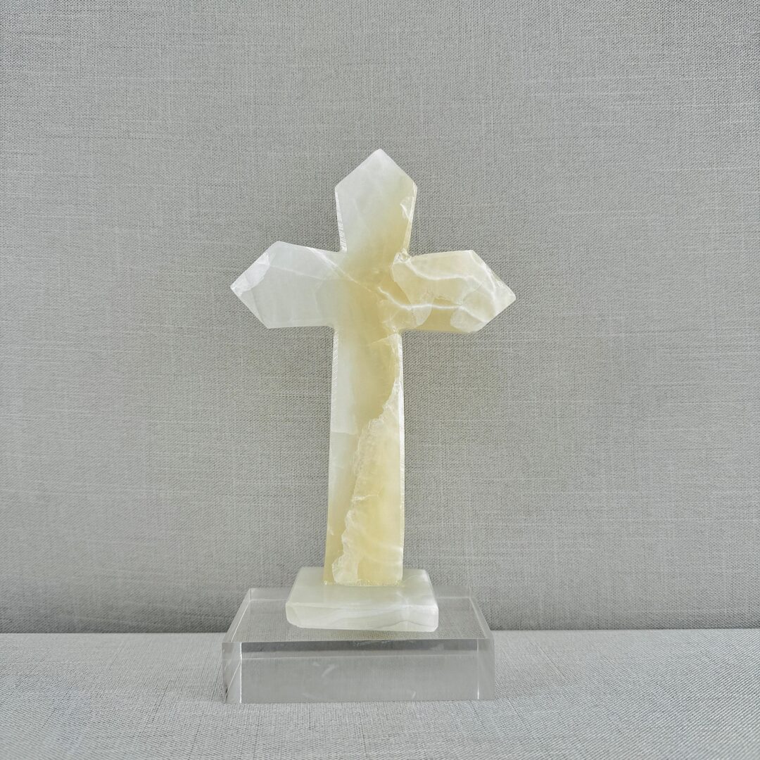 CRUZ DE ÓNIX CON BASE DE ACRÍLICO