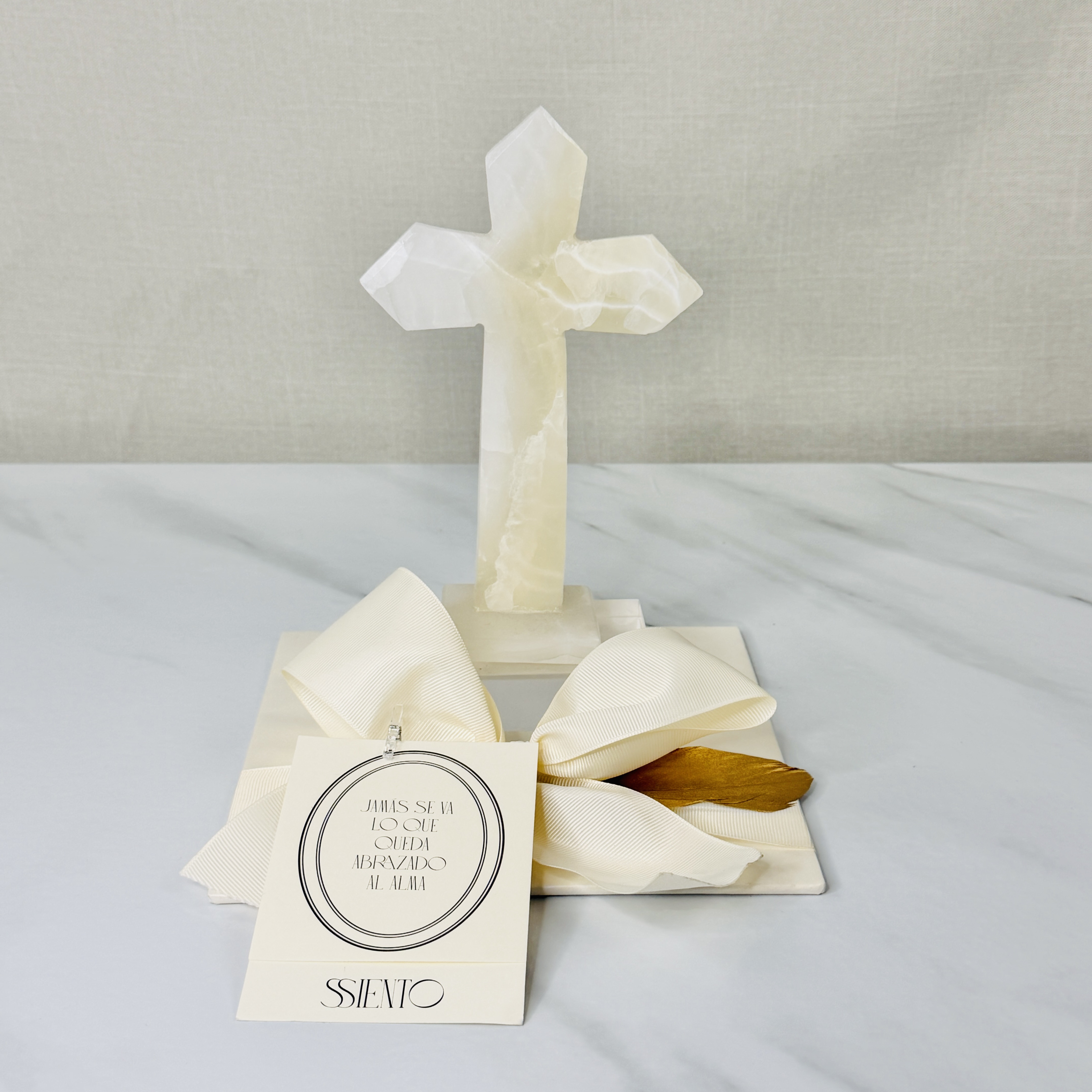 CRUZ DE ÓNIX CON BASE DE ACRÍLICO