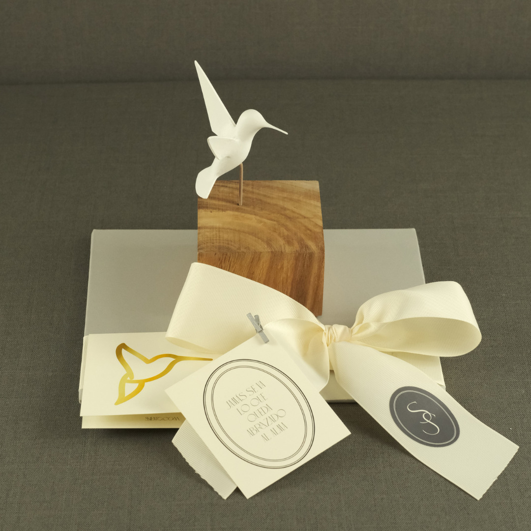 COLIBRÍ BLANCO CON PEDESTAL Y ALAS DAVIT NAVA