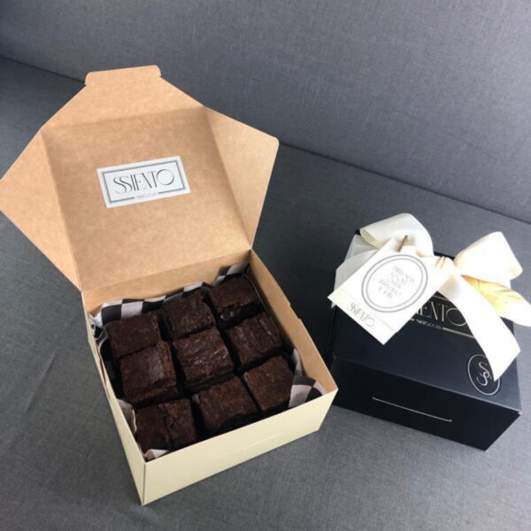 brownies en caja de cartón cuadrada