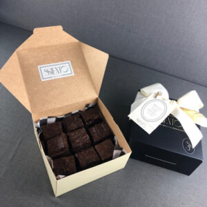 brownies en caja de cartón cuadrada