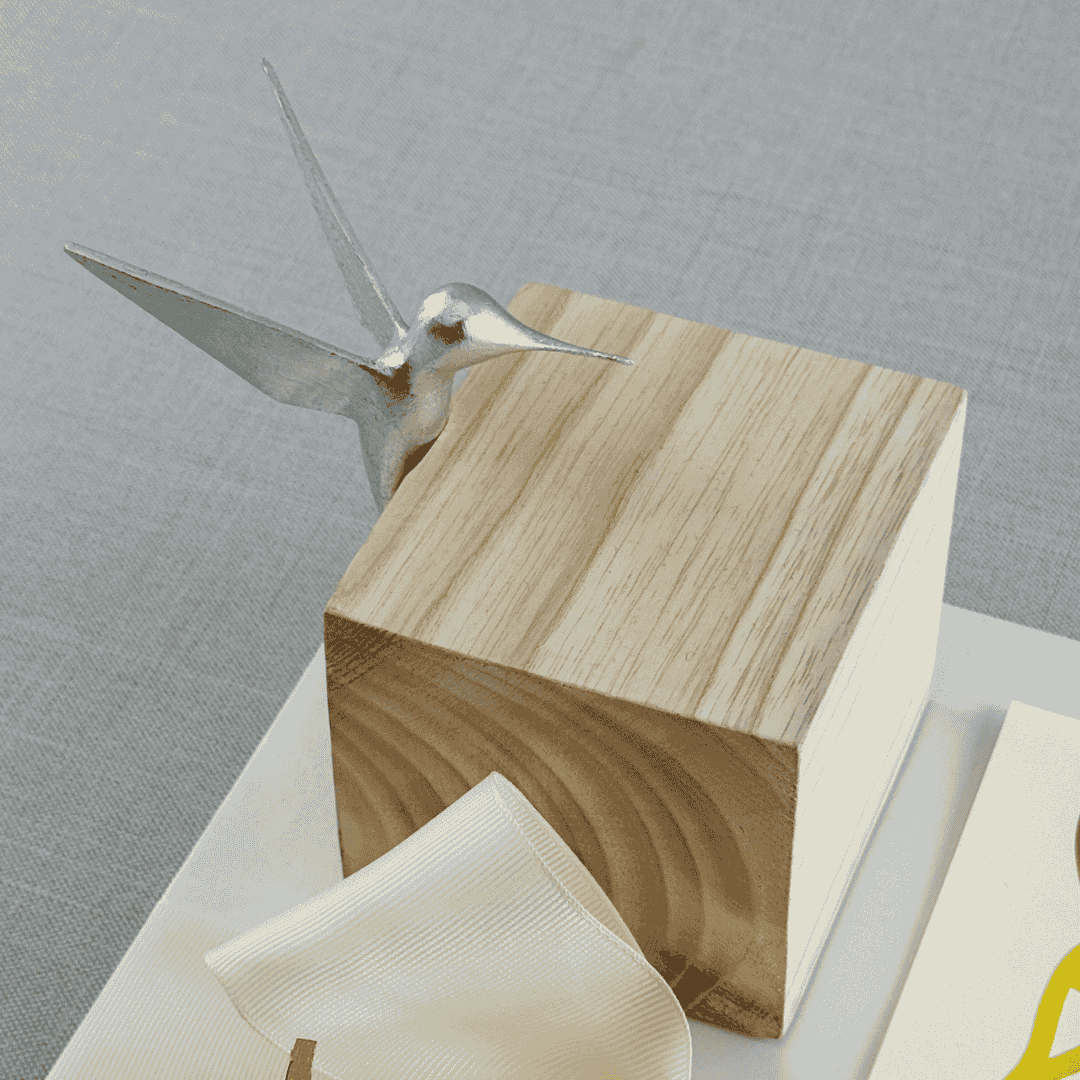 COLIBRÍ DAVIT NAVA CON ALAS PLATEADAS