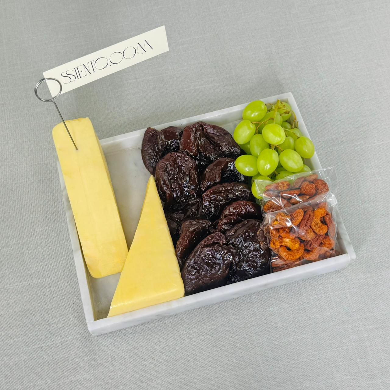 CHAROLA DE MARMOL CON QUESO Y DURAZNOS