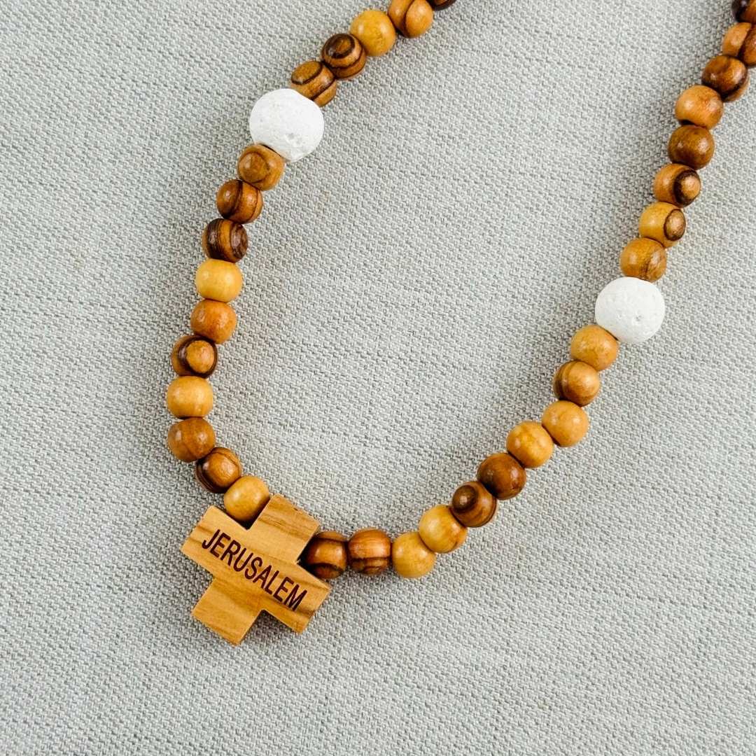 ROSARIO TIERRA SANTA CON BOLITAS BLANCAS