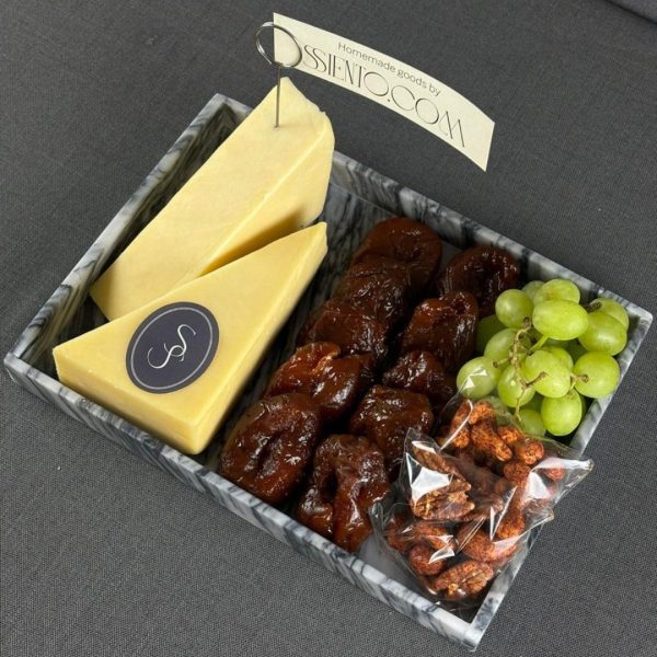 CHAROLA DE MARMOL CON QUESO Y DURAZNOS