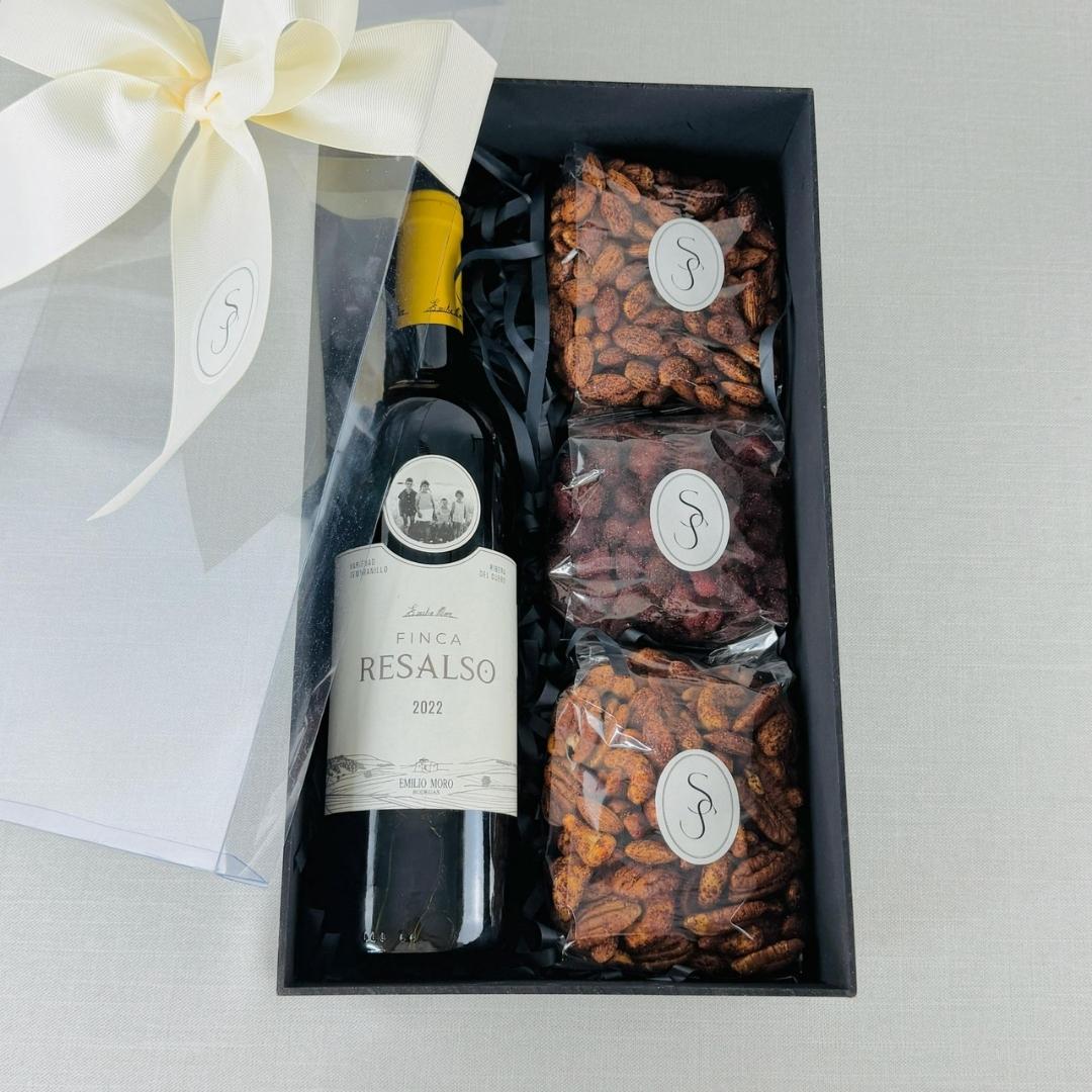 CAJA CON BOTELLA Y BOTANA