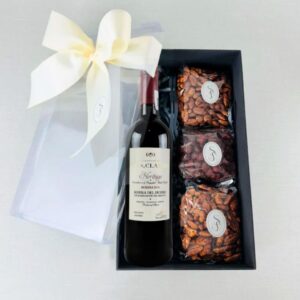 CAJA CON BOTELLA Y BOTANA