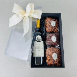 CAJA CON BOTELLA Y BOTANA