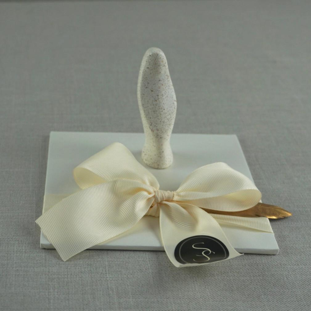 VIRGEN DE MANO DE ARCILLA