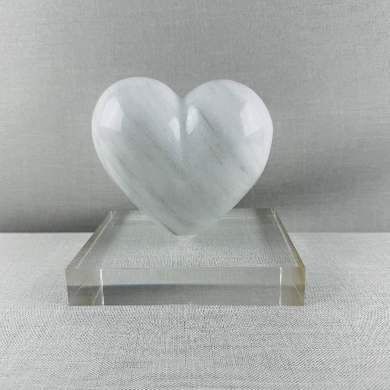 CORAZÓN DE MÁRMOL BLANCO CON BASE TRANSPARENTE