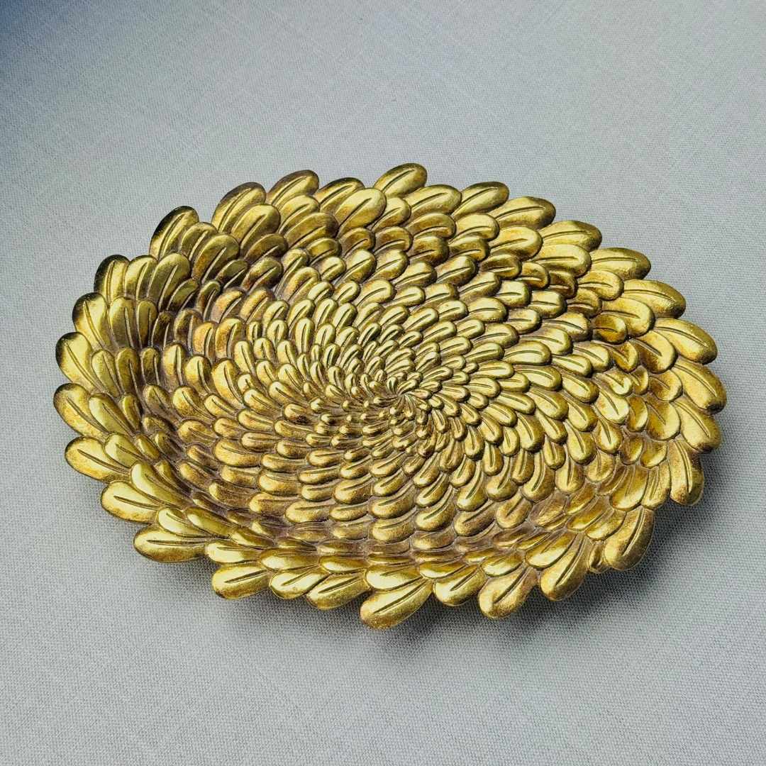 Plato pluma de ángel en color dorado