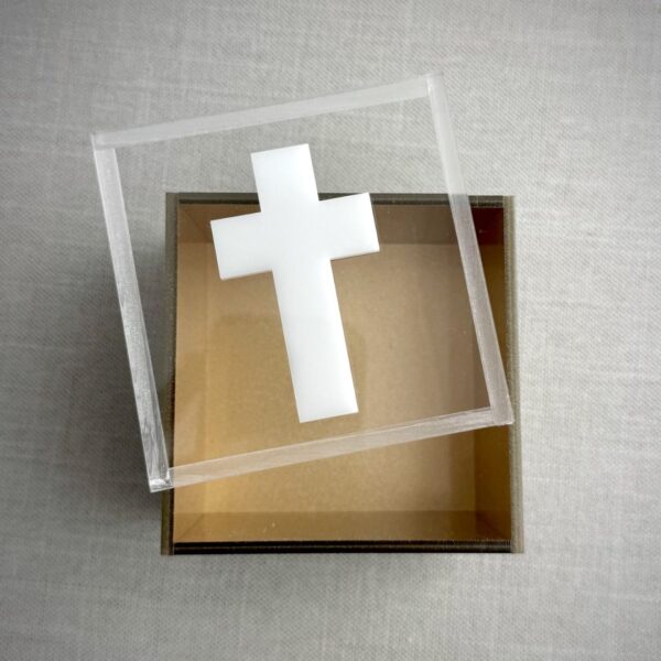 Caja de acrílico abierta con cruz blanca en la tapa, en color dorado en SSIENTO
