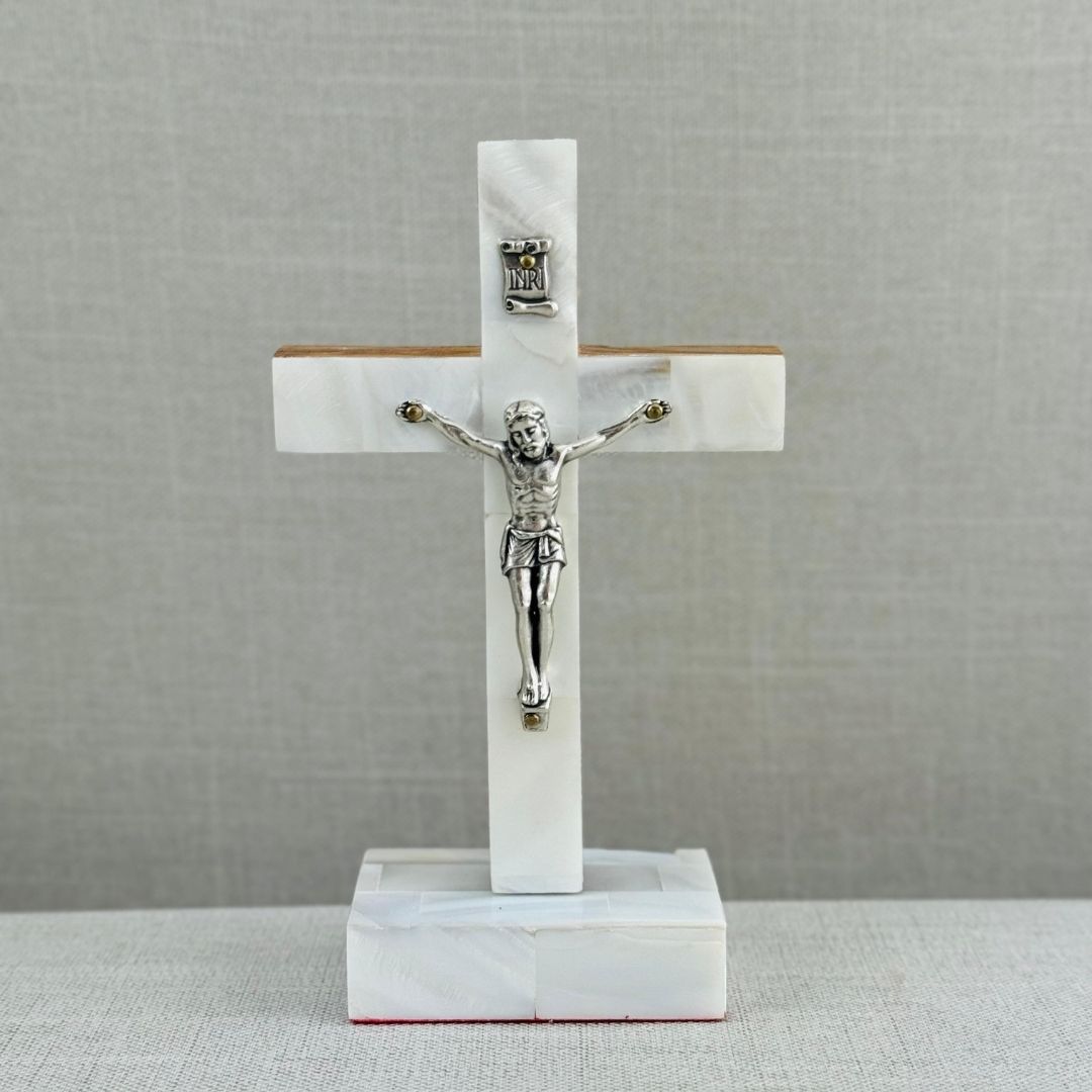 CRUZ DE TIERRA SANTA CON CRUCIFIJO DE MADRE PERLA Y MADERA DE OLIVO CHICA