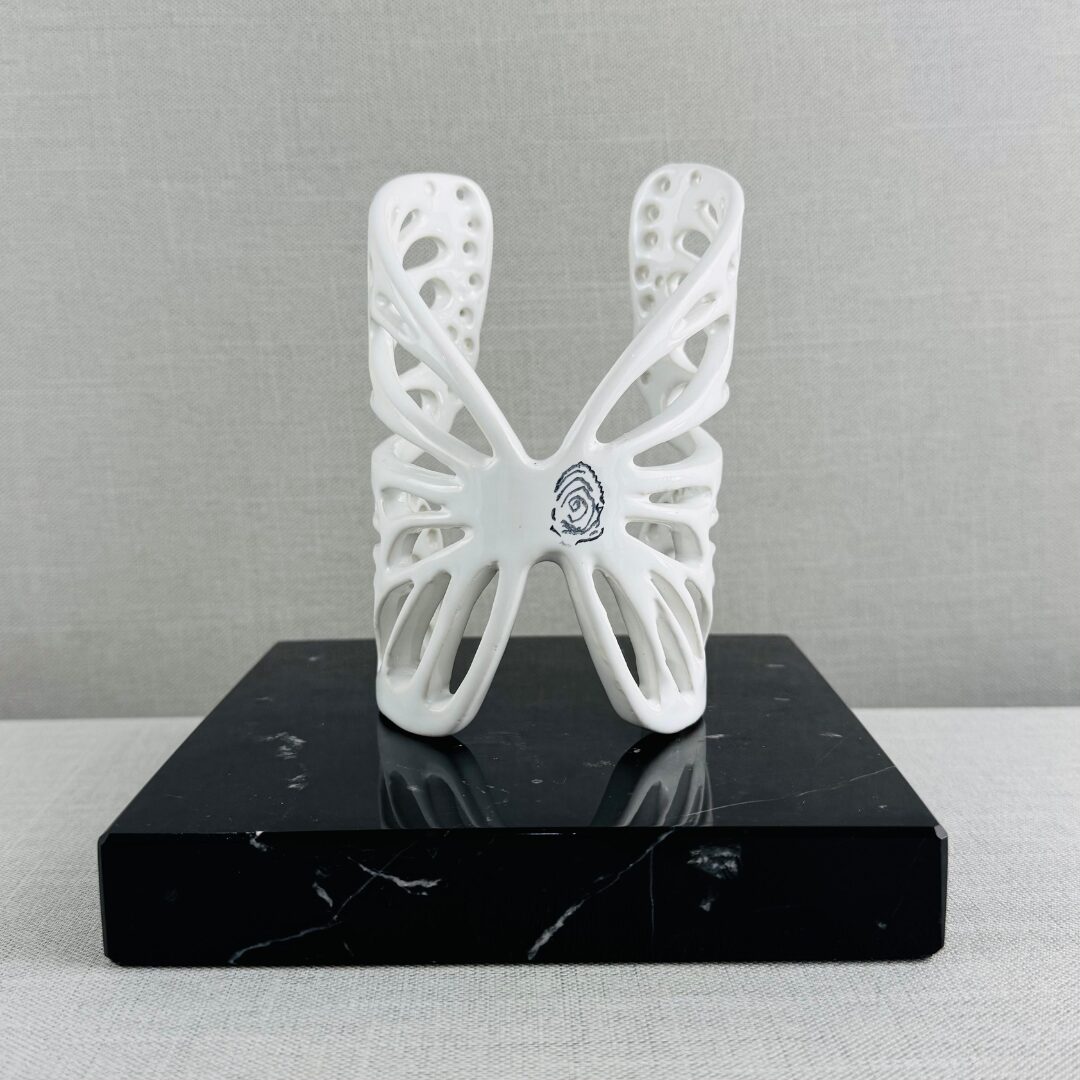 Mariposa-perforada-base-marmol-negro.