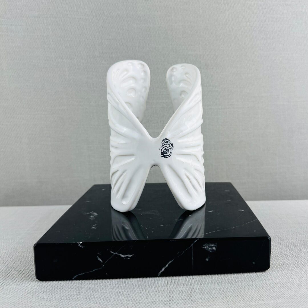 Mariposa-simple-base-marmol-negro