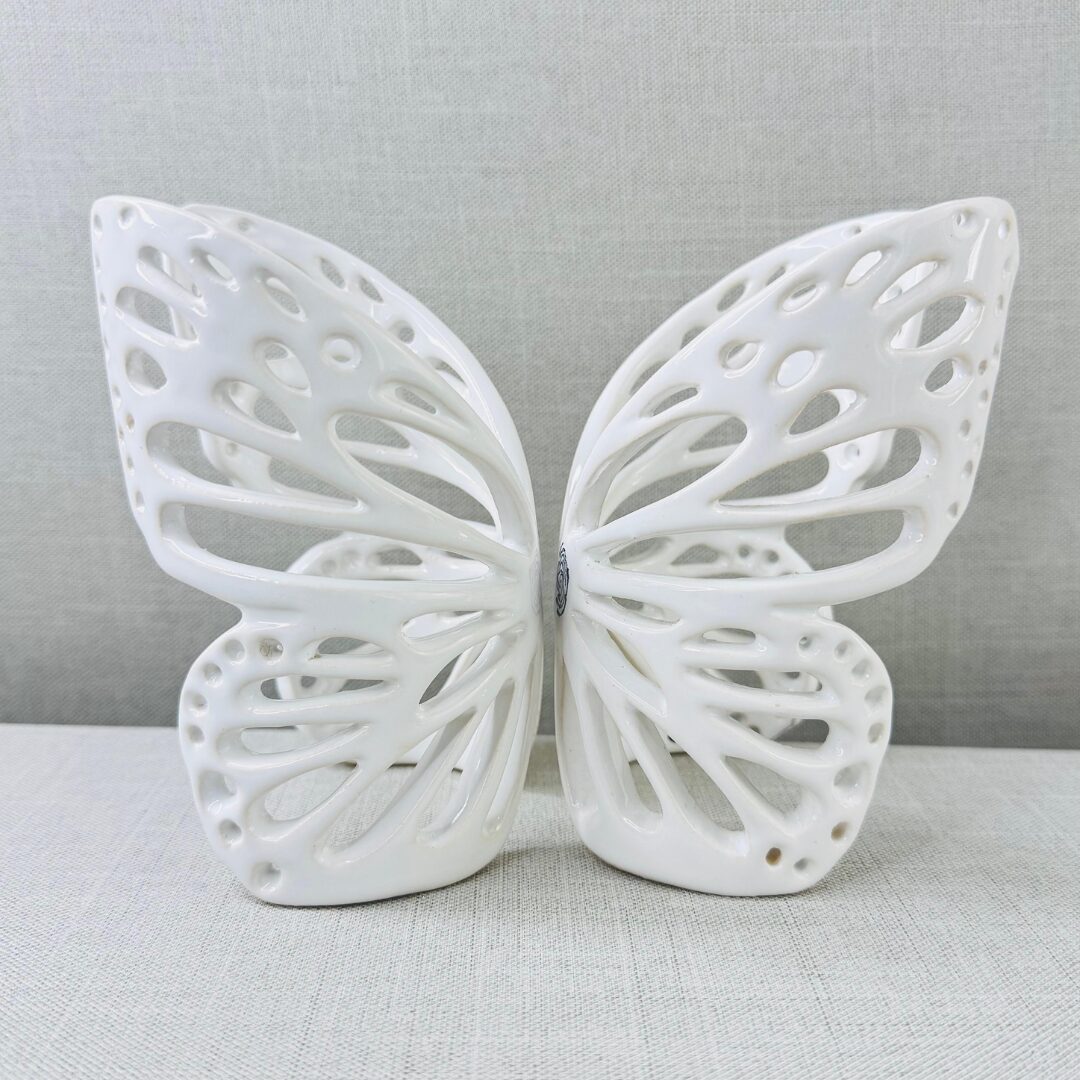 escultura simbólica mariposa doble abrazos del cielo ssiento