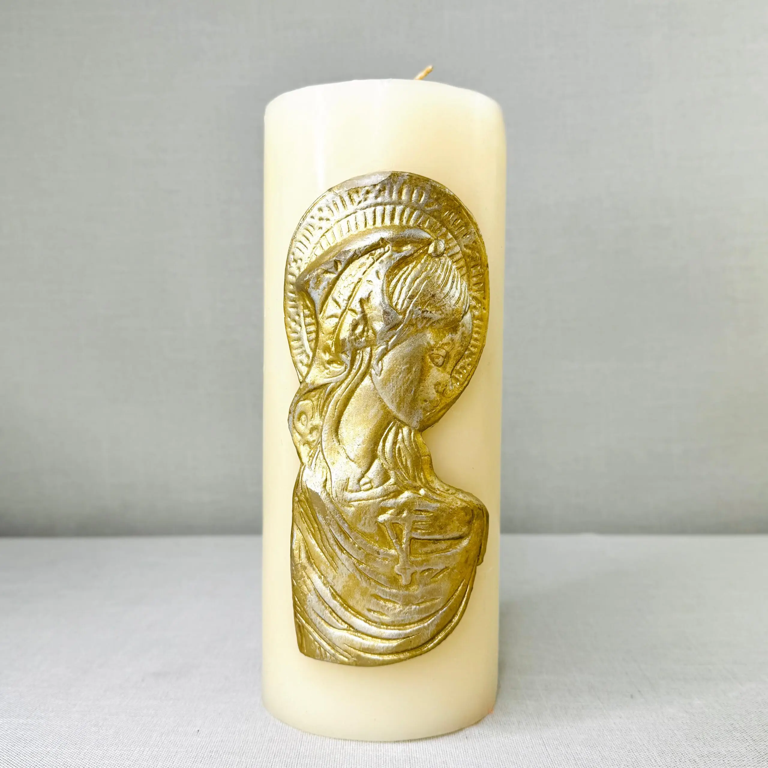 CIRIO-EXTA-GRANDE-Virgen-abrazando-su-manto-dorado